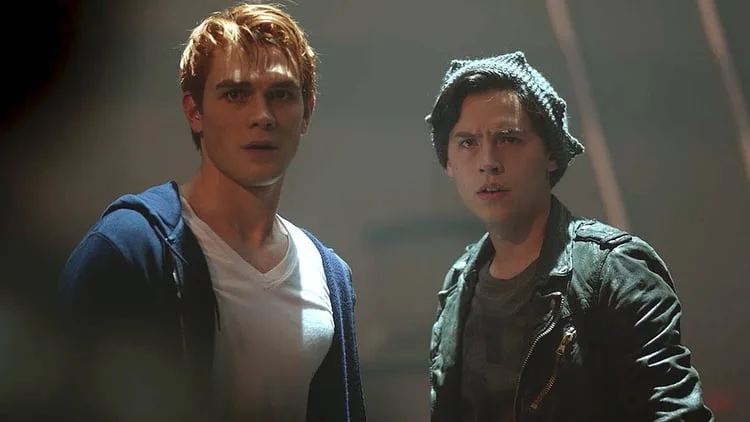 KJ Apa y Cole Sprouse en 'Riverdale' Archie y Jughead