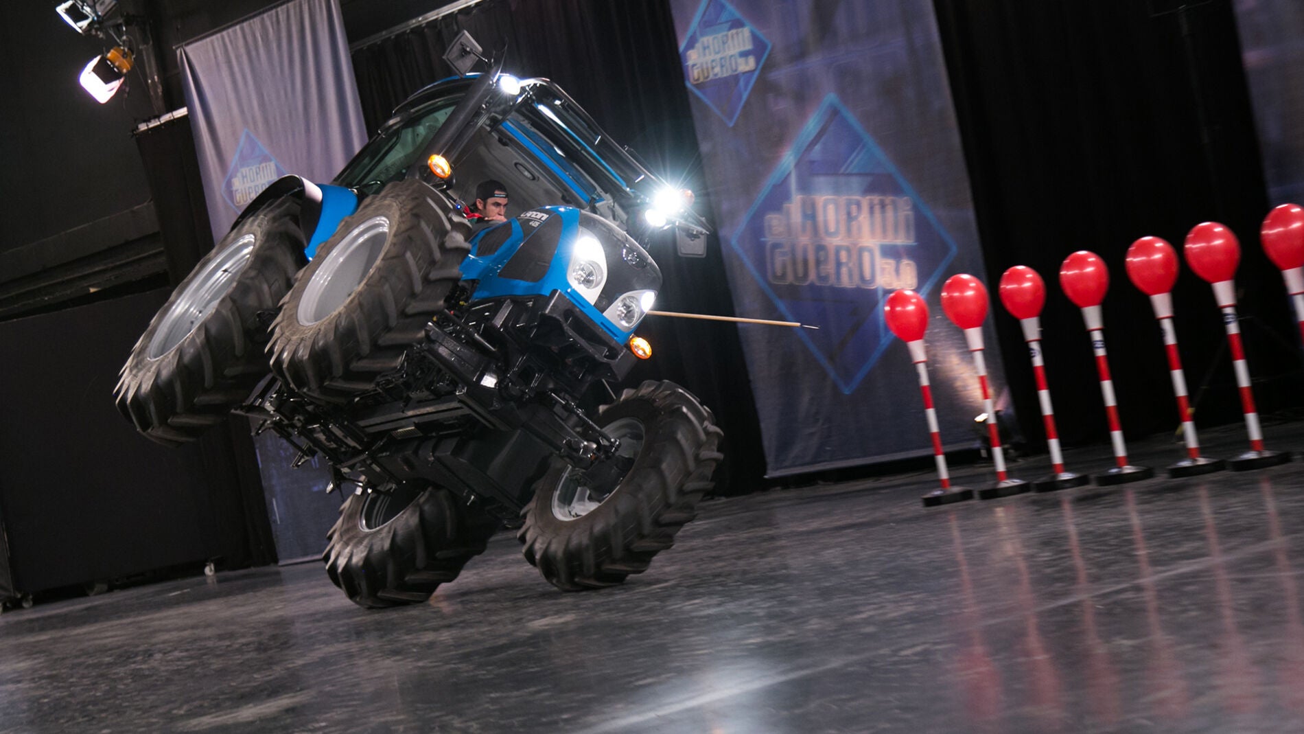 V&Iacute;DEO: Un nuevo reto de 'El Hormiguero 3.0': &iquest;Podr&aacute; explotar una hilera de globos sobre un tractor a dos ruedas?