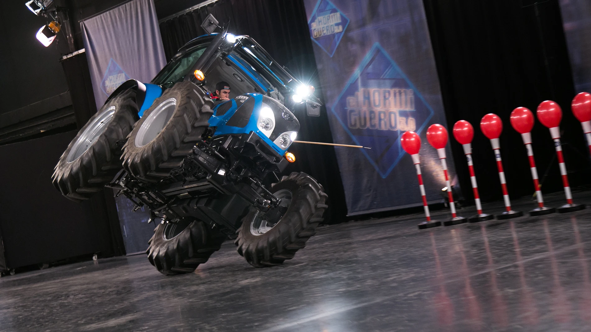 VÍDEO: Un nuevo reto de 'El Hormiguero 3.0': ¿Podrá explotar una hilera de globos sobre un tractor a dos ruedas?