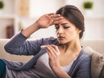 Mujer con fiebre Mujer con fiebre