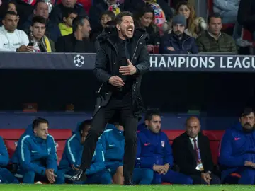 Simeone da instrucciones a sus jugadores en el Metropolitano Simeone da instrucciones a sus jugadores en el Metropolitano