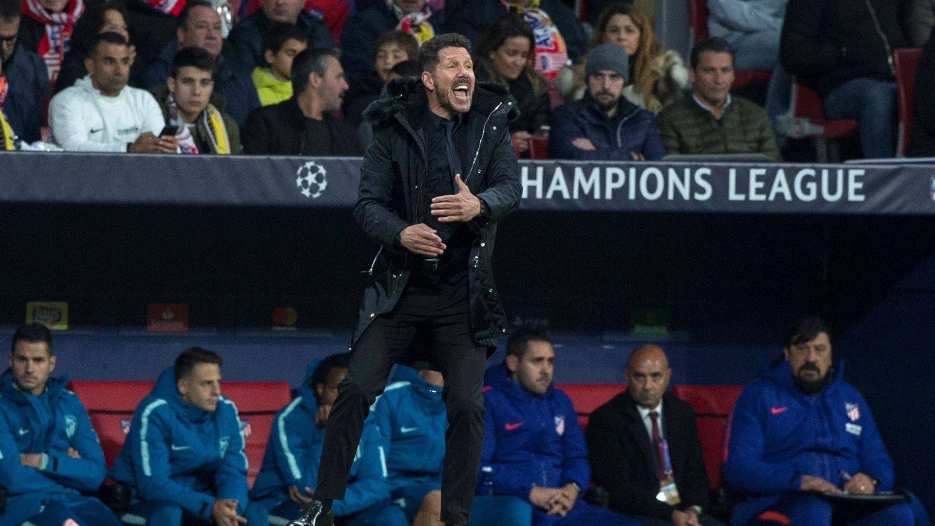 Simeone da instrucciones a sus jugadores en el Metropolitano Simeone da instrucciones a sus jugadores en el Metropolitano
