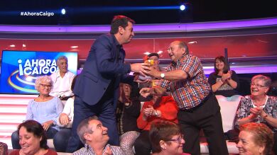 'El Superman de Vic' le trae un regalo a Arturo Valls