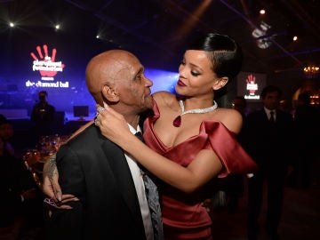 Rihanna con su abuelo Lionel Braithwaite Rihanna con su abuelo Lionel Braithwaite