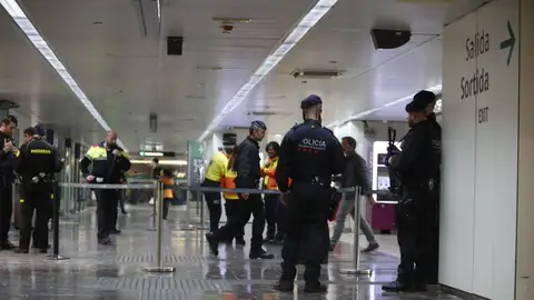 Los Mossos d'Esquadra han desalojado esta mañana dos trenes del AVE Los Mossos d'Esquadra han desalojado esta mañana dos trenes del AVE