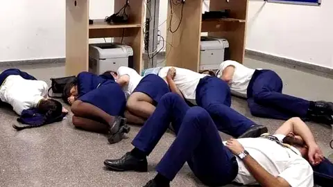 Ryanair despide a los tripulantes de cabina que denunciaron con una foto las condiciones laborales Ryanair despide a los tripulantes de cabina que denunciaron con una foto las condiciones laborales