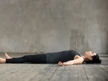 Mujer descansa en el suelo Mujer descansa en el suelo