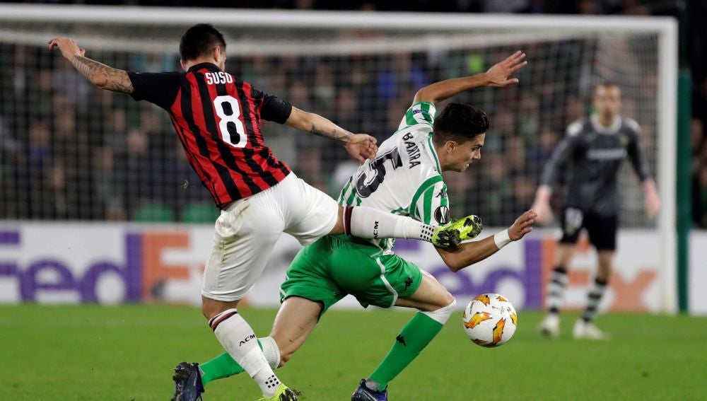 Bartra y Suso pugnan por la posesión del balón