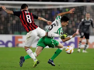 Bartra y Suso pugnan por la posesión del balón Bartra y Suso pugnan por la posesión del balón