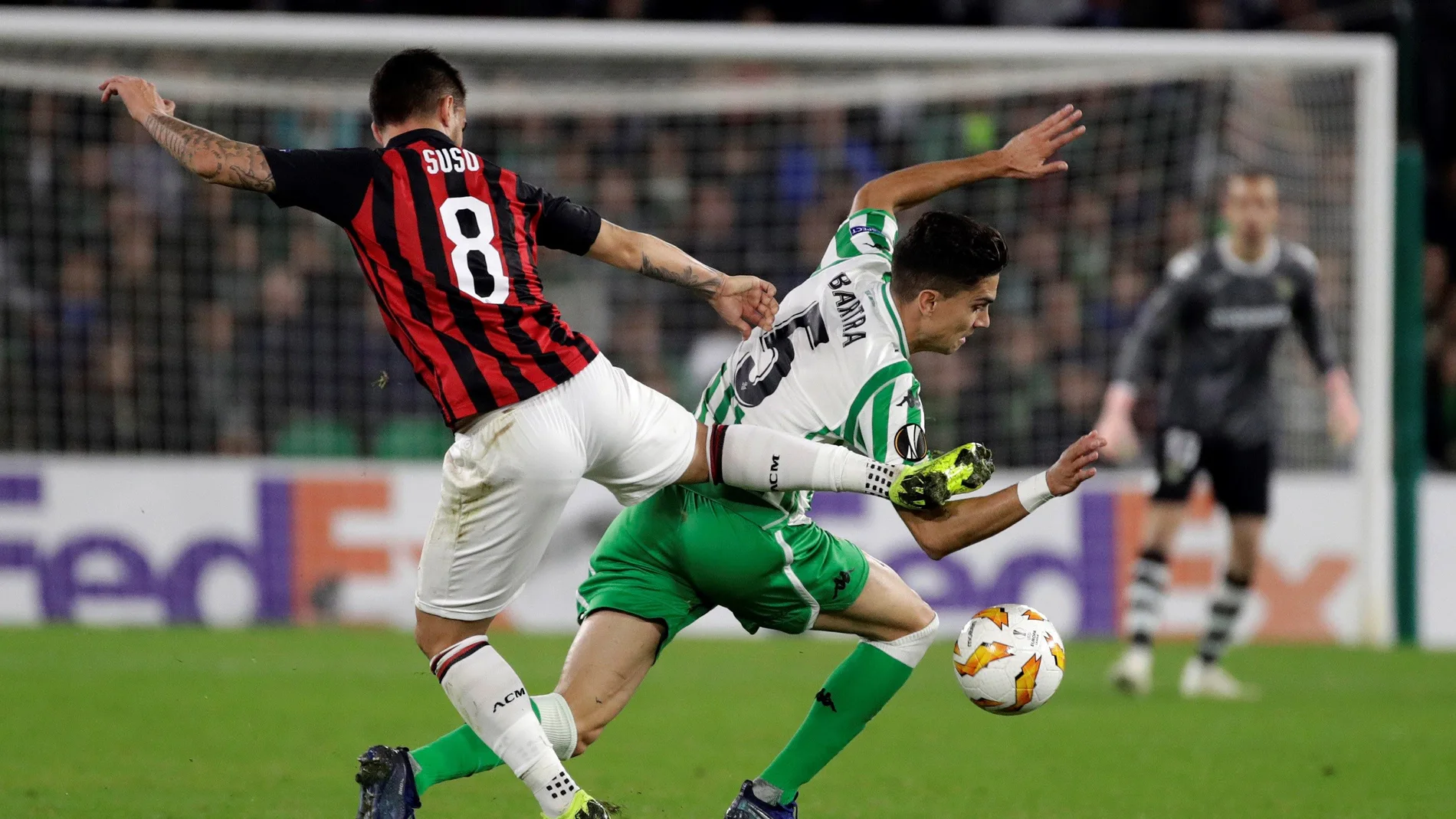 Bartra y Suso pugnan por la posesión del balón Bartra y Suso pugnan por la posesión del balón