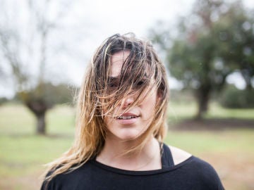 Mujer con el pelo revuelto por la lluvia