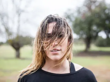 Mujer con el pelo revuelto por la lluvia Mujer con el pelo revuelto por la lluvia