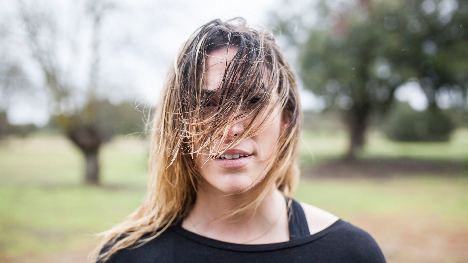 Mujer con el pelo revuelto por la lluvia