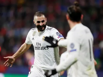 Benzema celebrando uno de sus goles contra el Viktoria Plzen Benzema celebrando uno de sus goles contra el Viktoria Plzen