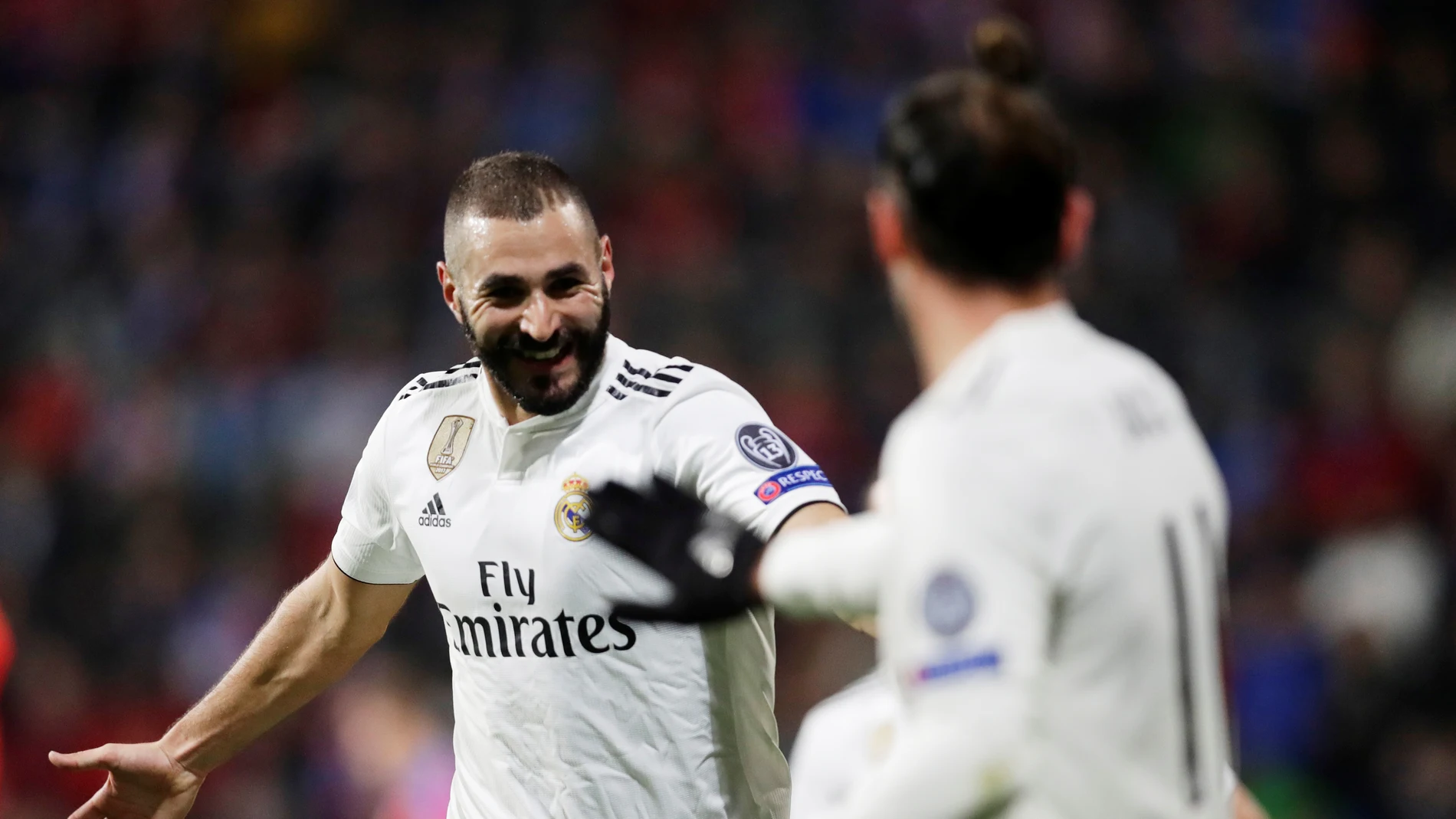 Benzema celebrando uno de sus goles contra el Viktoria Plzen Benzema celebrando uno de sus goles contra el Viktoria Plzen