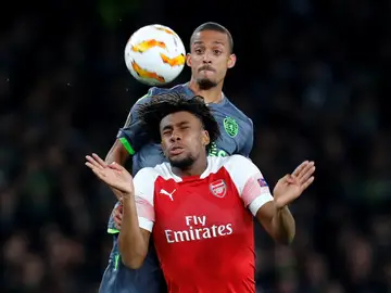 Iwobi y Bruno Gaspar pelean por el balón Iwobi y Bruno Gaspar pelean por el balón