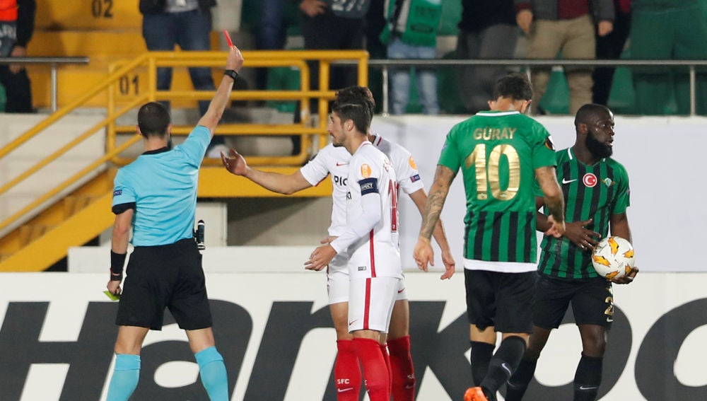 Los jugadores del Sevilla protestan la expulsión de Sergi Gómez
