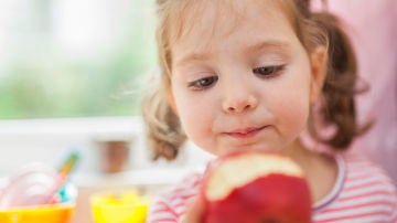 Niña comiendo manzana