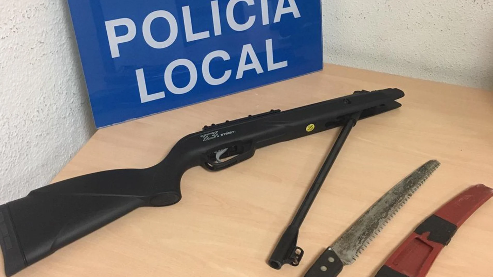 La escopeta de balines y el serrucho del detenido La escopeta de balines y el serrucho del detenido