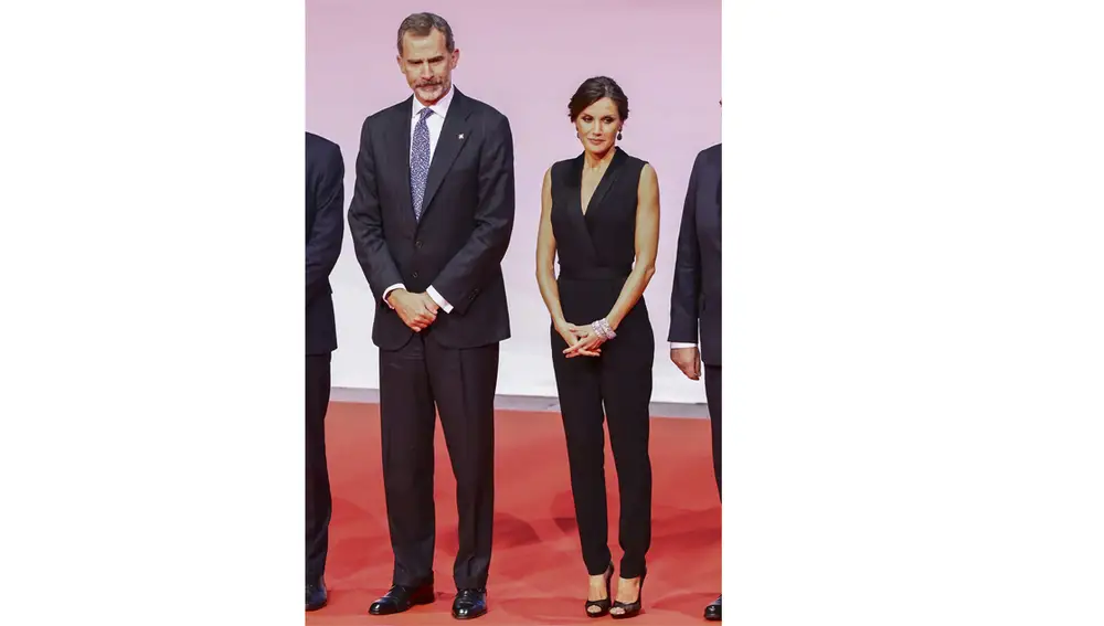 La reina Letizia complementó el mono con diamantes La reina Letizia complementó el mono con diamantes