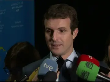 Pablo Casado critica el "engaño" del Gobierno a los españoles: "El impuesto lo va a acabar pagando el que se hipoteca" Pablo Casado critica el "engaño" del Gobierno a los españoles: "El impuesto lo va a acabar pagando el que se hipoteca"