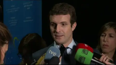 Pablo Casado critica el "engaño" del Gobierno a los españoles: "El impuesto lo va a acabar pagando el que se hipoteca" Pablo Casado critica el "engaño" del Gobierno a los españoles: "El impuesto lo va a acabar pagando el que se hipoteca"