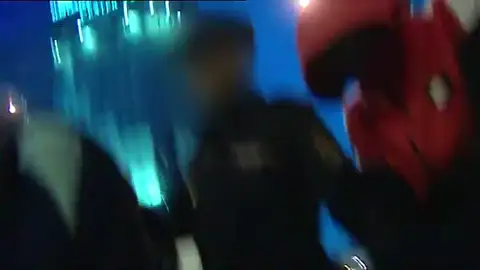 El hombre detenido el pasado lunes por agredir a su mujer y su hijo menor da una patada a un cámara de Atresmedia El hombre detenido el pasado lunes por agredir a su mujer y su hijo menor da una patada a un cámara de Atresmedia