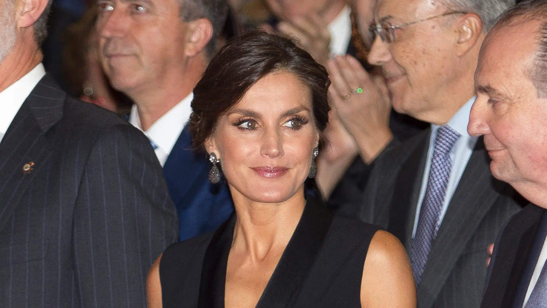 La reina Letizia con su favorecedor mono negro de Hugo Boss