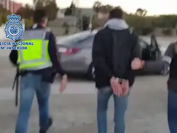 Detienen a dos buzos por dejar morir a otro en una inmersión ilegal relacionada con el tráfico de drogas Detienen a dos buzos por dejar morir a otro en una inmersión ilegal relacionada con el tráfico de drogas