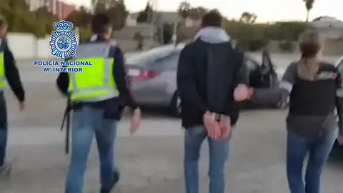 Detienen a dos buzos por dejar morir a otro en una inmersión ilegal relacionada con el tráfico de drogas Detienen a dos buzos por dejar morir a otro en una inmersión ilegal relacionada con el tráfico de drogas