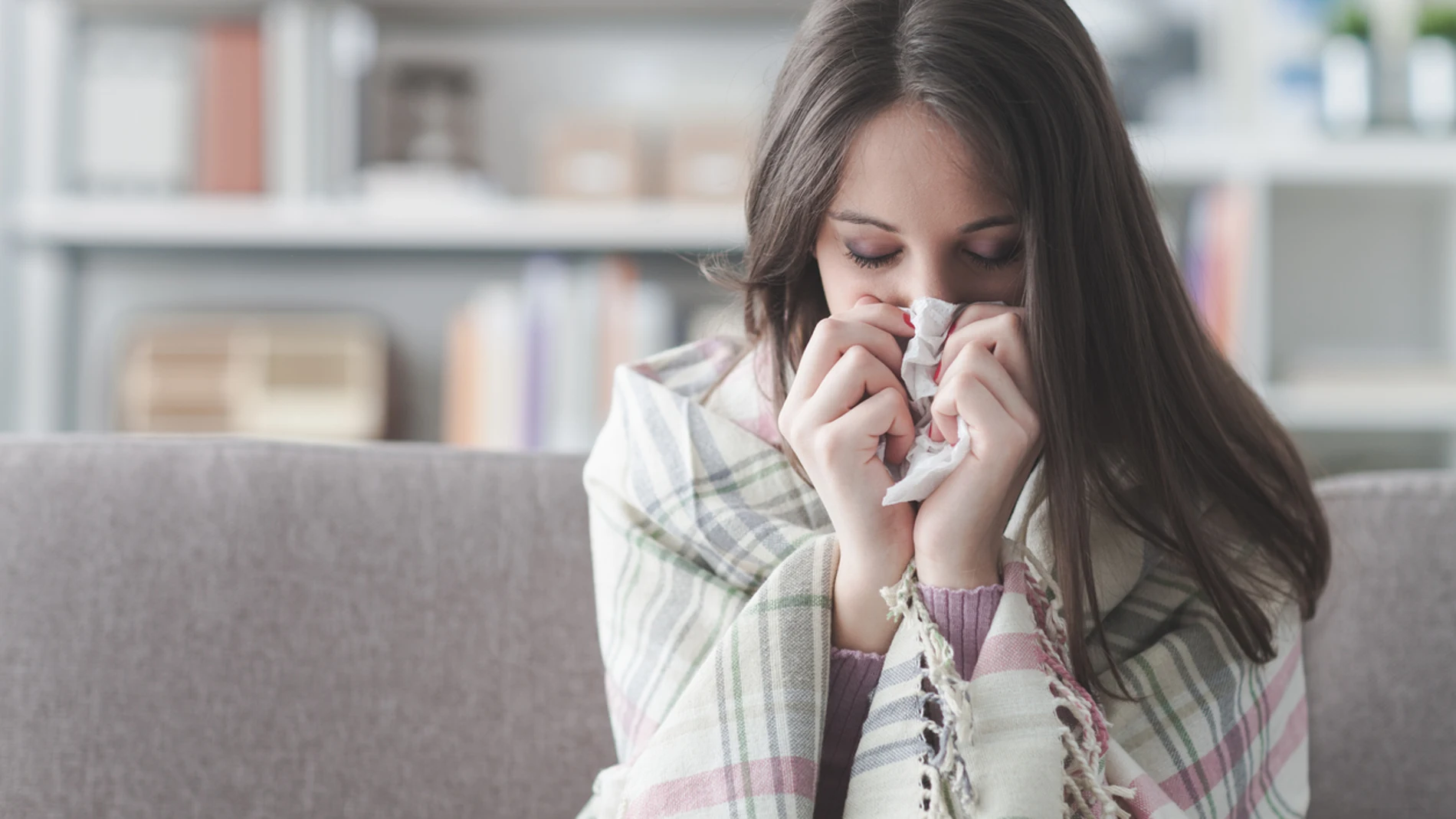 Mujer con gripe Mujer con gripe