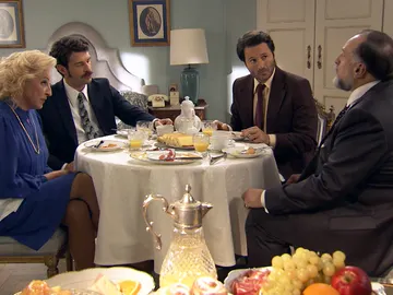 La familia De la Vega quiere adueñarse de todos los establecimientos de la plaza La familia De la Vega quiere adueñarse de todos los establecimientos de la plaza