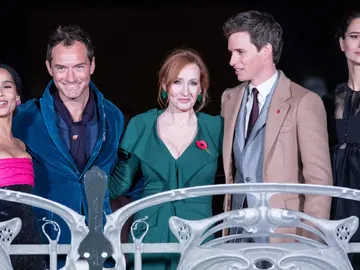 Zoe Kravitz, Jude Law, J K Rowling, Eddie Redmayne y Katherine Waterson Zoe Kravitz, Jude Law, J K Rowling, Eddie Redmayne y Katherine Waterson