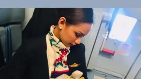 Una azafata de vuelo amamantando a un bebé Una azafata de vuelo amamantando a un bebé