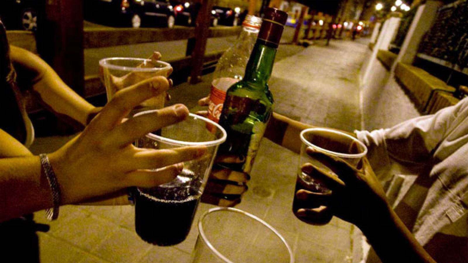 Los vecinos del Puerto de Santa María (Cádiz) denuncian que cada noche se hace botellón en un solar de la localidad