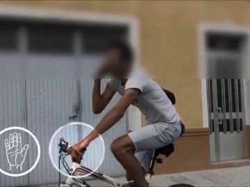 REEMPLAZO Triple negligencia de un ciclista imprudente: sin casco, usando su móvil y dando positivo en drogas 