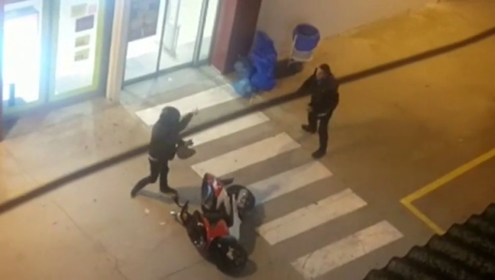 Las imágenes del momento de la detención de dos atracadores en un supermercado de Terrassa