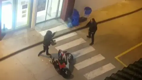 Las imágenes del momento de la detención de dos atracadores en un supermercado de Terrassa Las imágenes del momento de la detención de dos atracadores en un supermercado de Terrassa