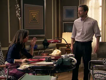 Marcelino intenta impedir que María protagonice una escena erótica en una película Marcelino intenta impedir que María protagonice una escena erótica en una película