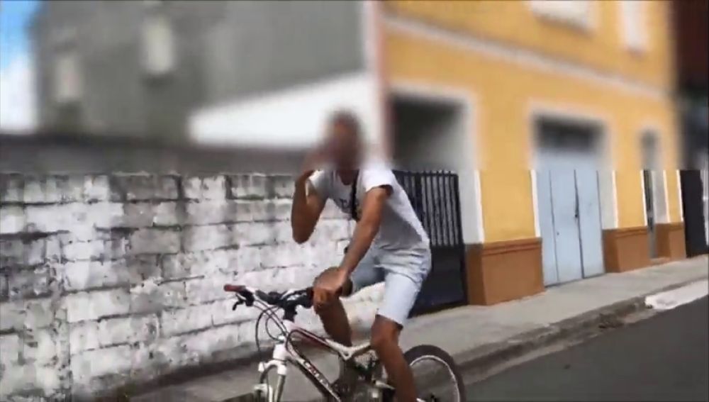 Triple negligencia de un ciclista imprudente: sin casco, usando su móvil y dando positivo en drogas