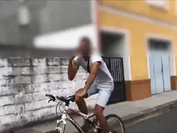 Triple negligencia de un ciclista imprudente: sin casco, usando su móvil y dando positivo en drogas Triple negligencia de un ciclista imprudente: sin casco, usando su móvil y dando positivo en drogas