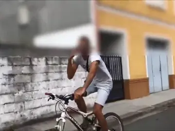 Triple negligencia de un ciclista imprudente: sin casco, usando su móvil y dando positivo en drogas Triple negligencia de un ciclista imprudente: sin casco, usando su móvil y dando positivo en drogas
