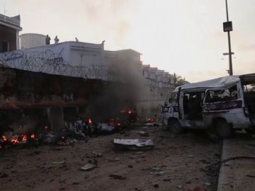 Explotan tres coches bomba en dos hoteles cercanos a Mogadiscio causando al menos 13 muertos