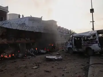 Explotan tres coches bomba en dos hoteles cercanos a Mogadiscio causando al menos 13 muertos Explotan tres coches bomba en dos hoteles cercanos a Mogadiscio causando al menos 13 muertos