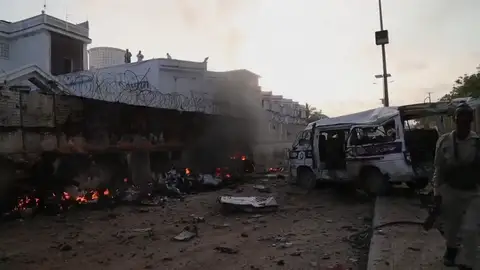 Explotan tres coches bomba en dos hoteles cercanos a Mogadiscio causando al menos 13 muertos Explotan tres coches bomba en dos hoteles cercanos a Mogadiscio causando al menos 13 muertos