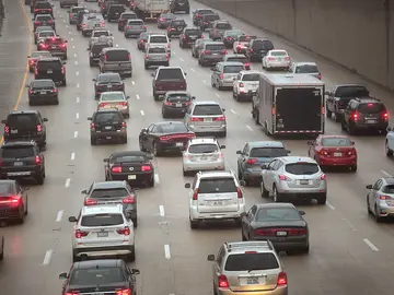 Coches circulando por la carretera Coches circulando por la carretera