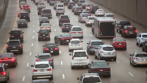 Coches circulando por la carretera Coches circulando por la carretera