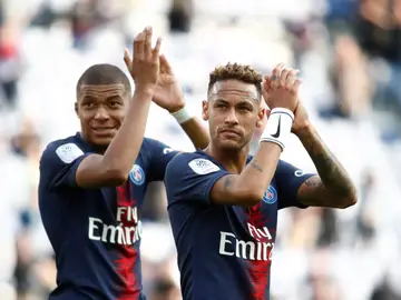 Neymar y Mbappé aplauden a la afición tras un partido Neymar y Mbappé aplauden a la afición tras un partido