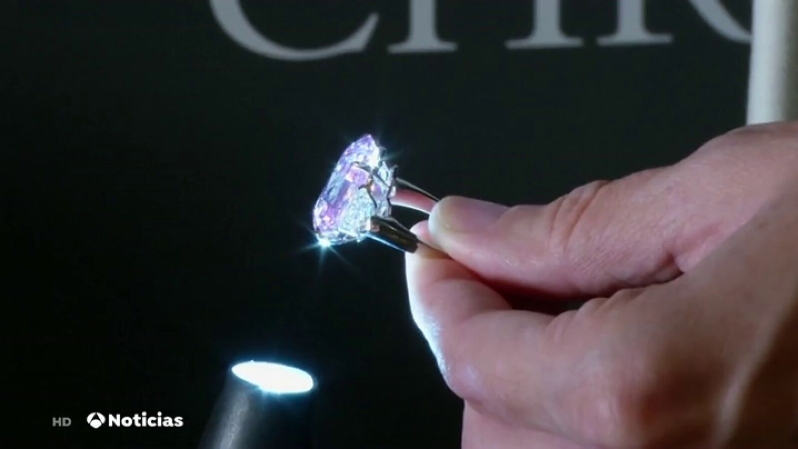 Sale a subasta un diamante rosa de 19 quilates y corte rectangular, una de las piedras preciosas químicamente más puras que existen
