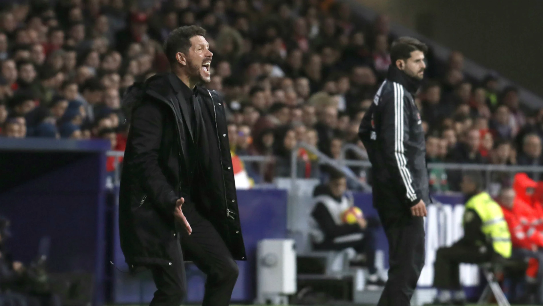 Simeone grita desde la banda Simeone grita desde la banda